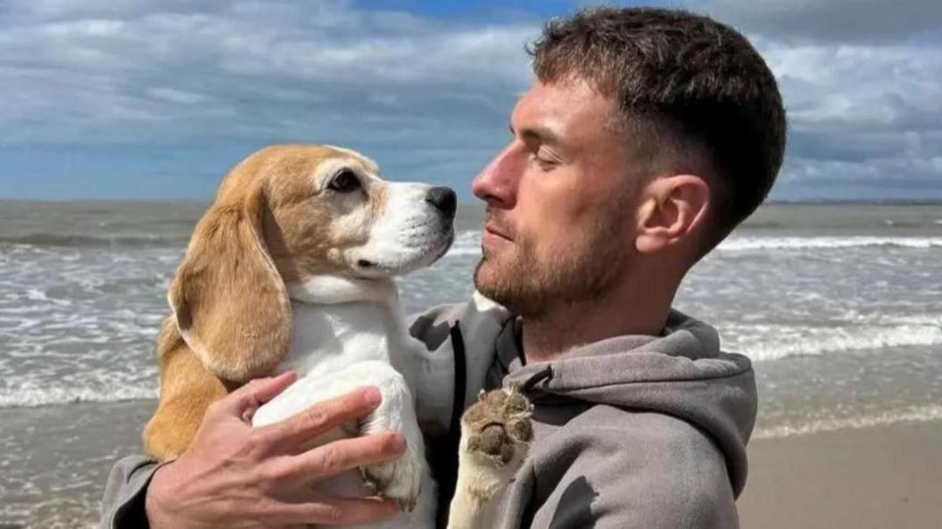 Aaron Ramsey a'i gi Halo