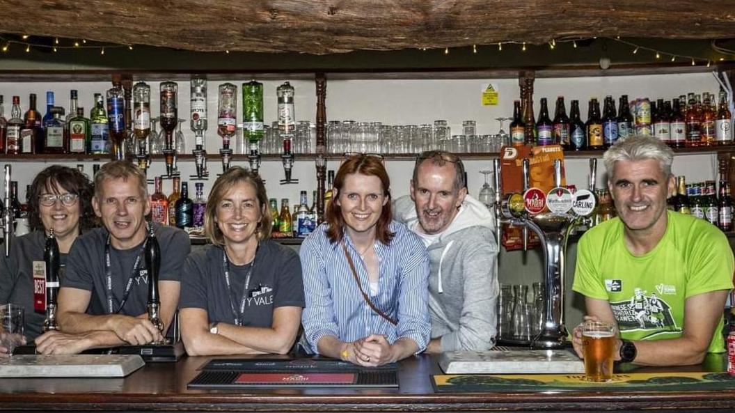 Criw Tafarn Y Vale Jan Thomas, Iwan Thomas, Elinor Davies, Catrin Davies, Gary Davies ac Arwyn Davies
