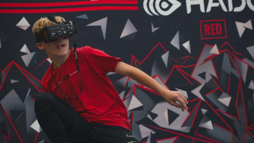 Lloyd,  o Ysgol Cwm Rhymni yn chwarae Hado am y tro gyntaf. 