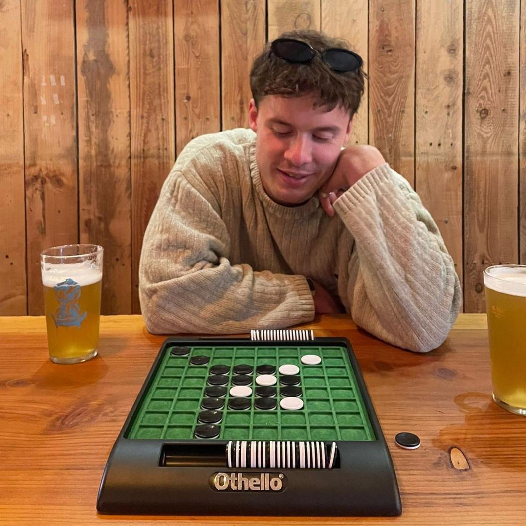 dyn yn chwarae gêm bwrdd