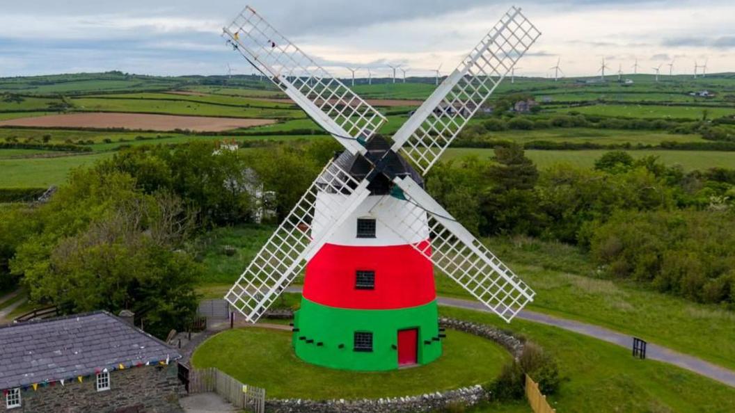 Melin Llynon wedi ei phaentio gyda lliwiau'r Urdd