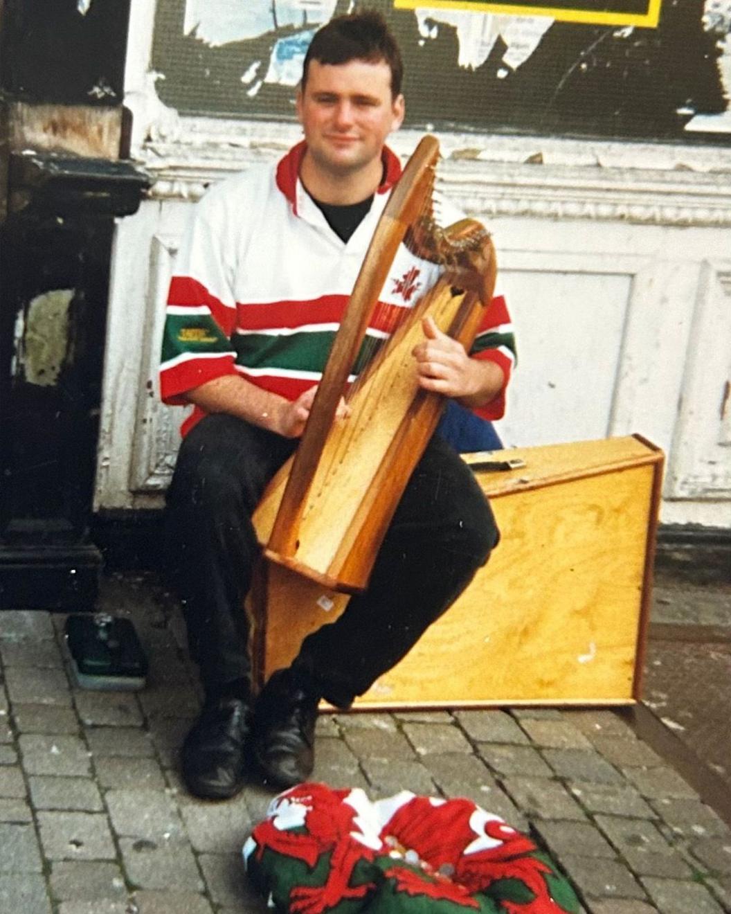 Roedd y dyddiau cynnar yn golygu teithiau bws a thren er mwyn bysgio yn nifer o drefi cymoedd y de.