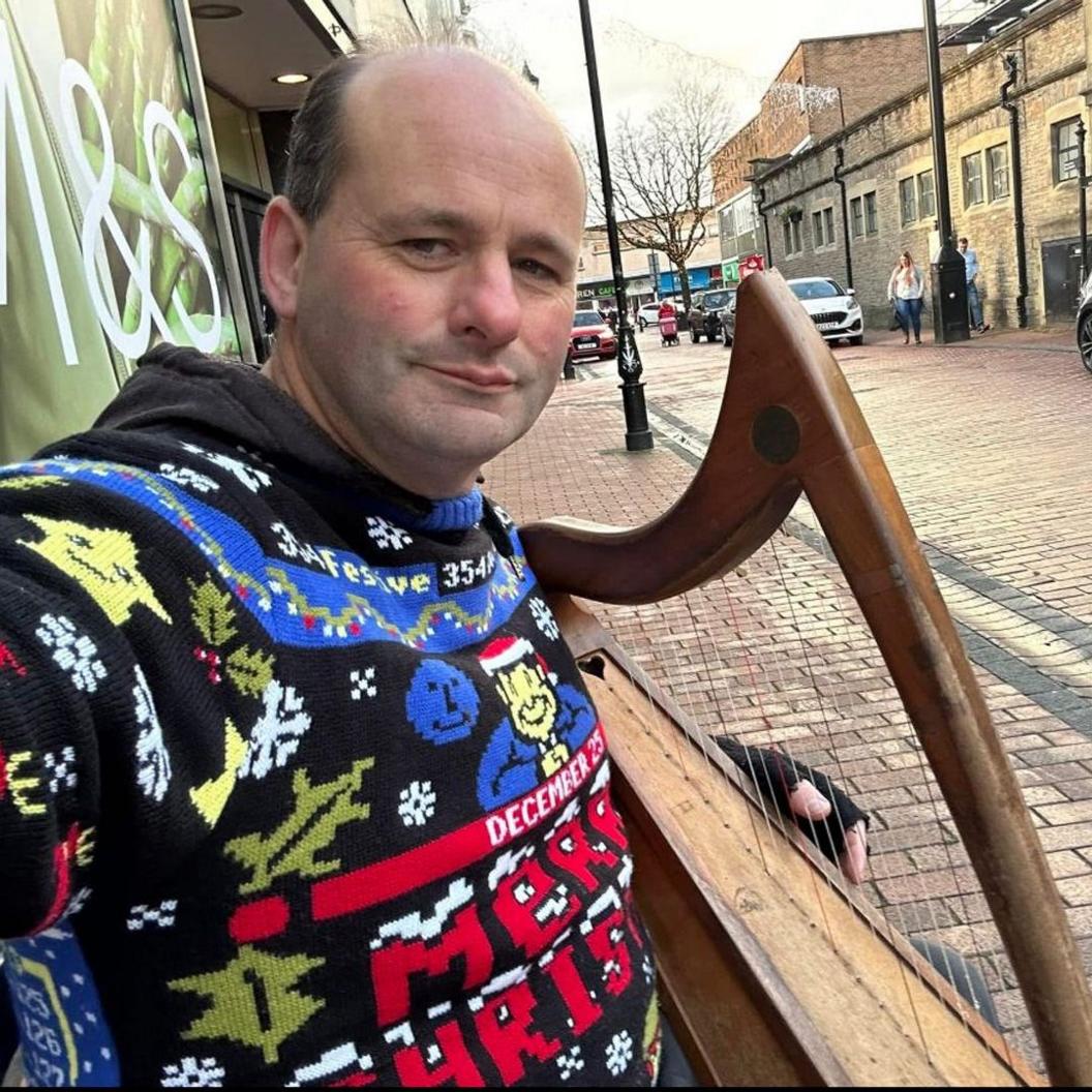 Mae’r perfformio yn digwydd drwy’r flwyddyn gyda Carwyn yn bysgio ar strydoedd  Castell-nedd yn nghyfnod y Nadolig.