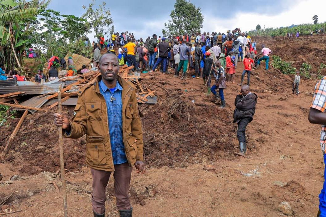 Një burrë qëndron pranë një shtëpie të shkatërruar në Ugandën lindore.