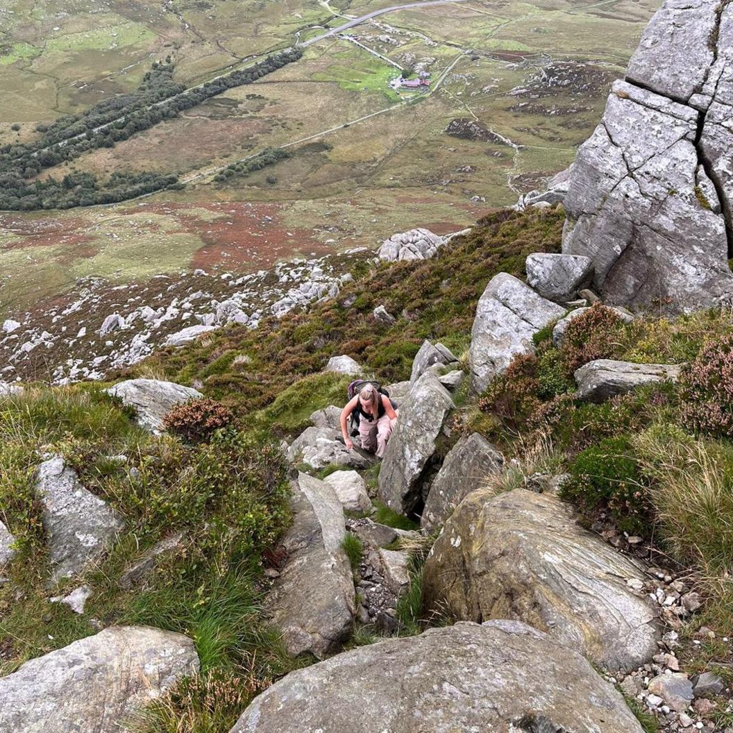 Cafodd Lucy brofiad dychrynllyd yn dringo mynydd Tryfan yn y gogledd