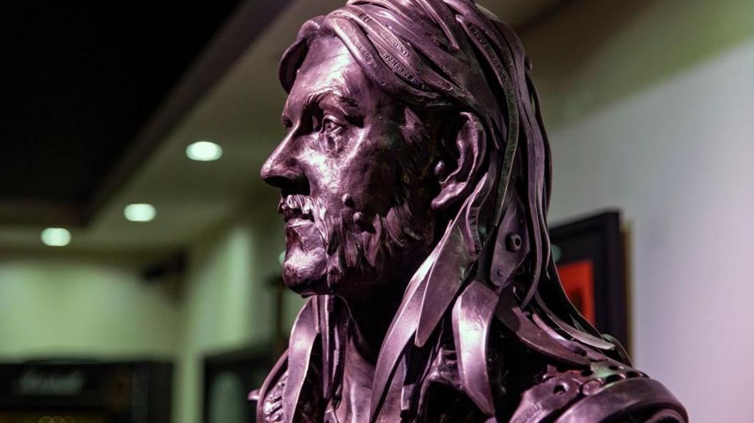 Lemmy bust