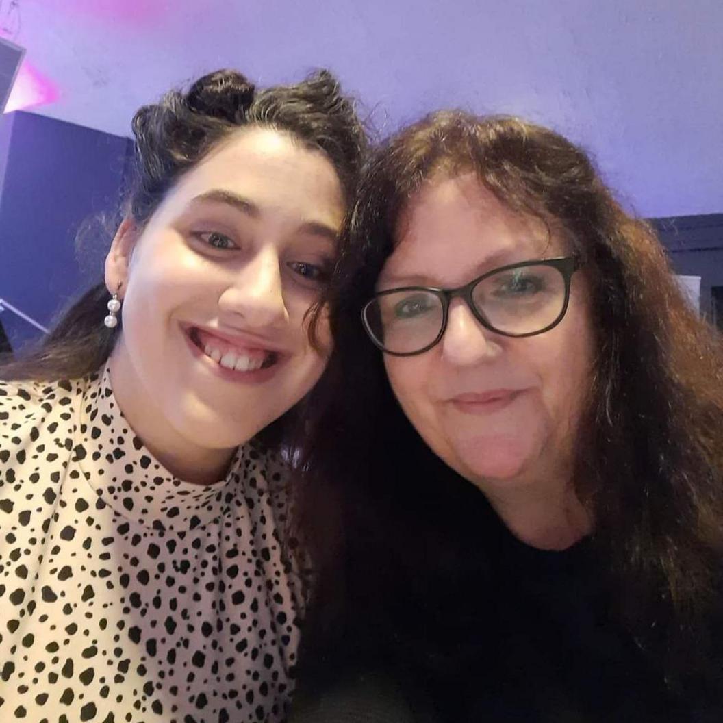 A selfie of Lesley with her daughter