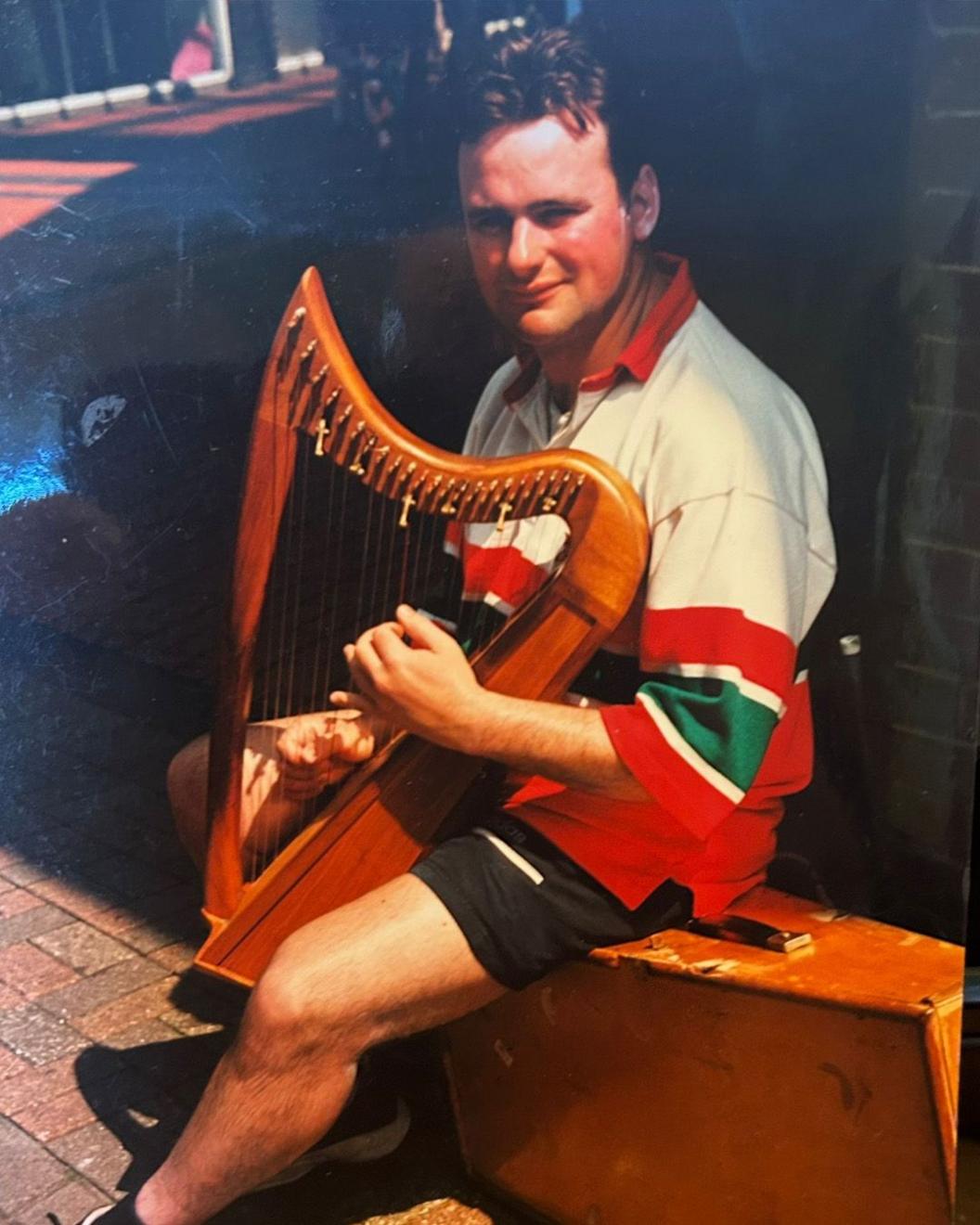 Yn ystod o daith o 36 mlynedd hyn mae’r telynor wedi cyhoeddi tri CD – ‘Alawon o’r Stryd’, ‘Awen ac Aber’ a ‘Tanddwr’