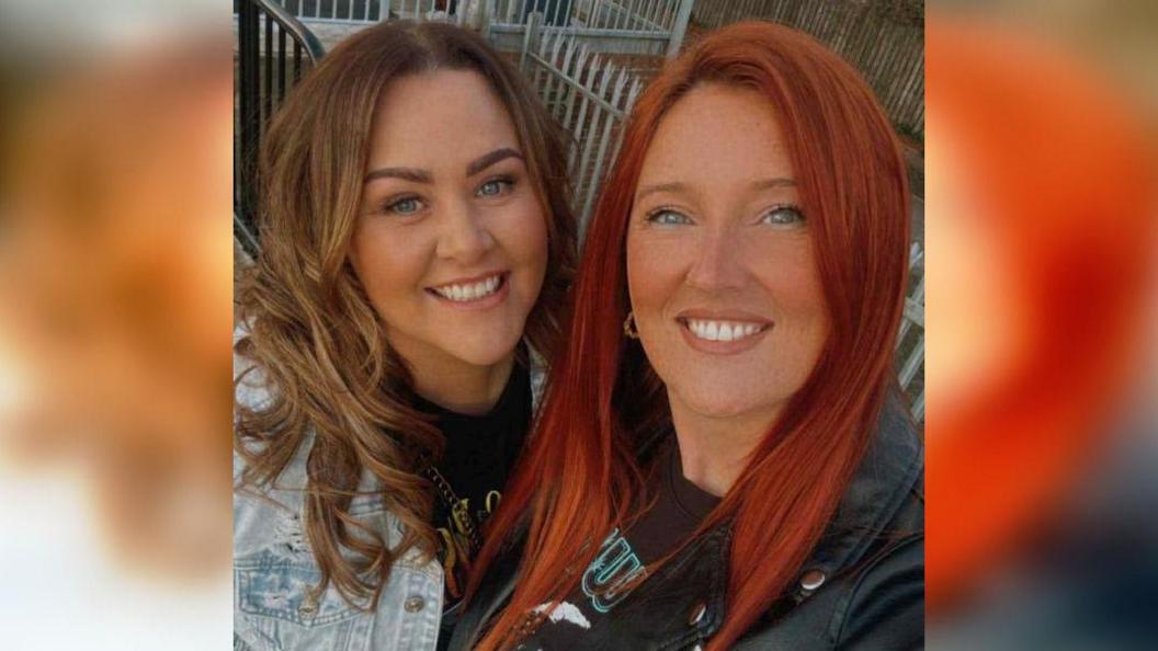 Jemma Louise Gough a Jamie Lee Watkins - dwy ffrind ifanc gwallt hir yn gwenu i'r camera