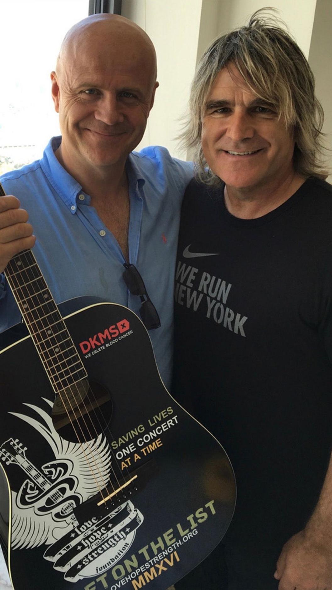 Emyr a'r diweddar Mike Peters