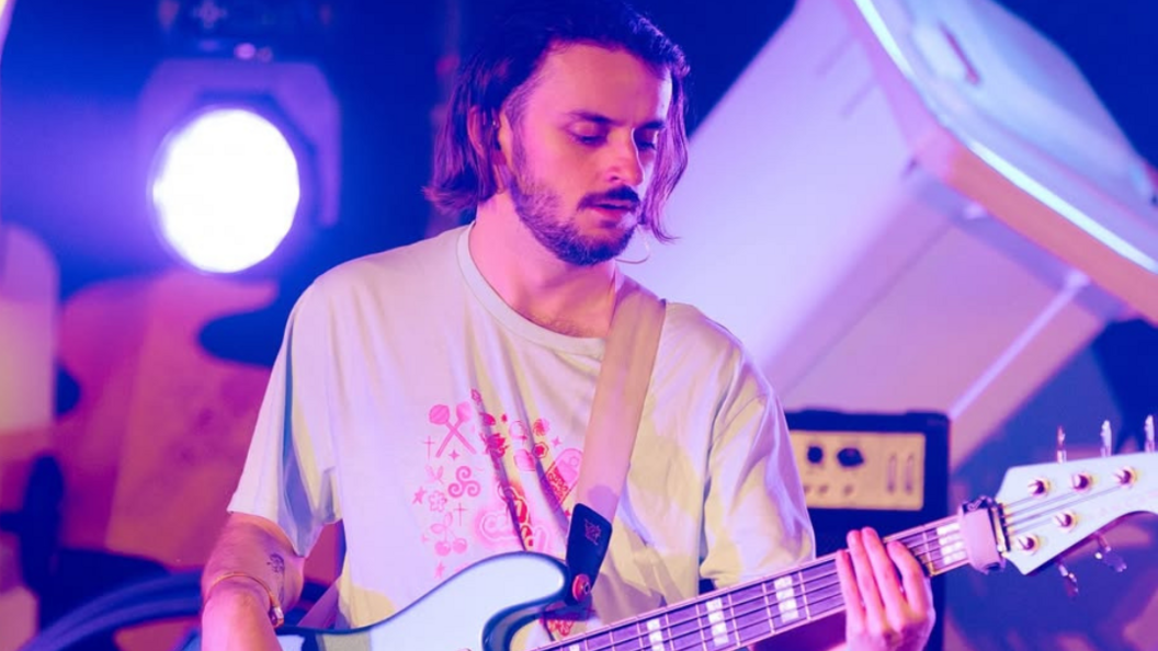 Ioan Gwyn yn chwarae bas