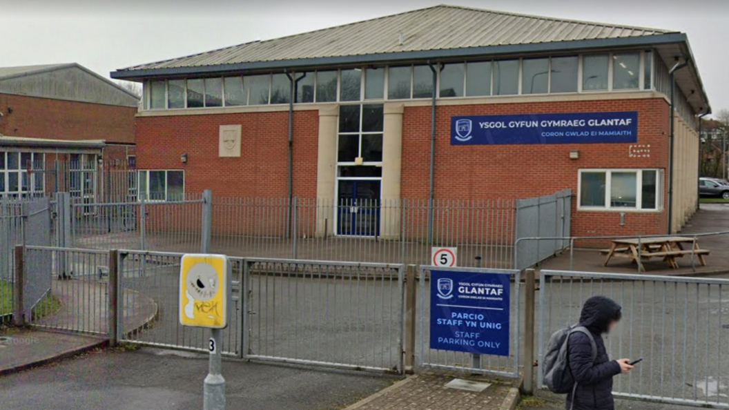 Mynedfa Ysgol Gyfun Gymraeg Glantaf, Caerdydd