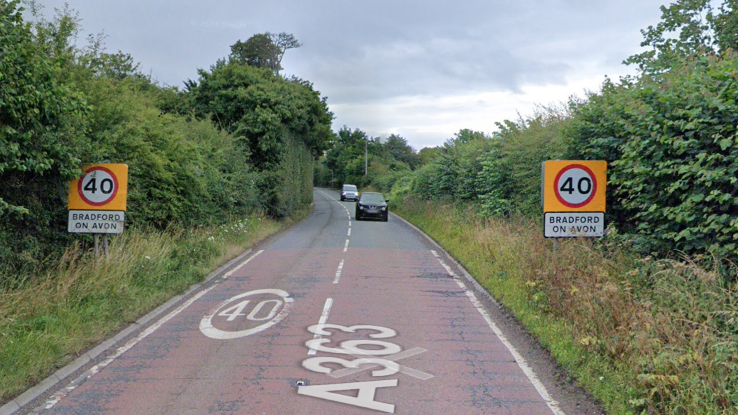 An A-road with hedges at the side and signs which say 'bradford on avon' and have a 40mph sign.