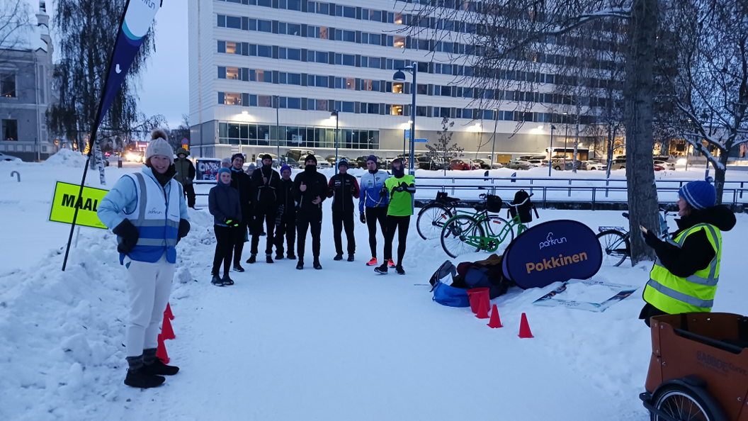 Runners prepare to run Pokkinen Parkrun in the snow