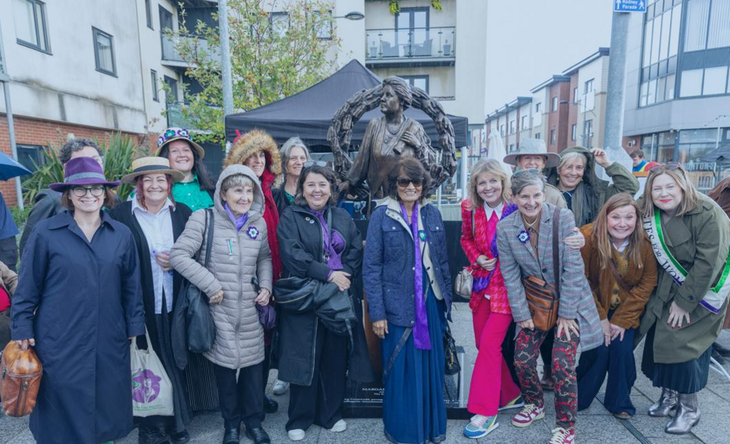 Dadorchuddio gwaith y cerflunydd Jane Robbins i Arglwyddes Rhondda yng Nghasnewyd yn 2024