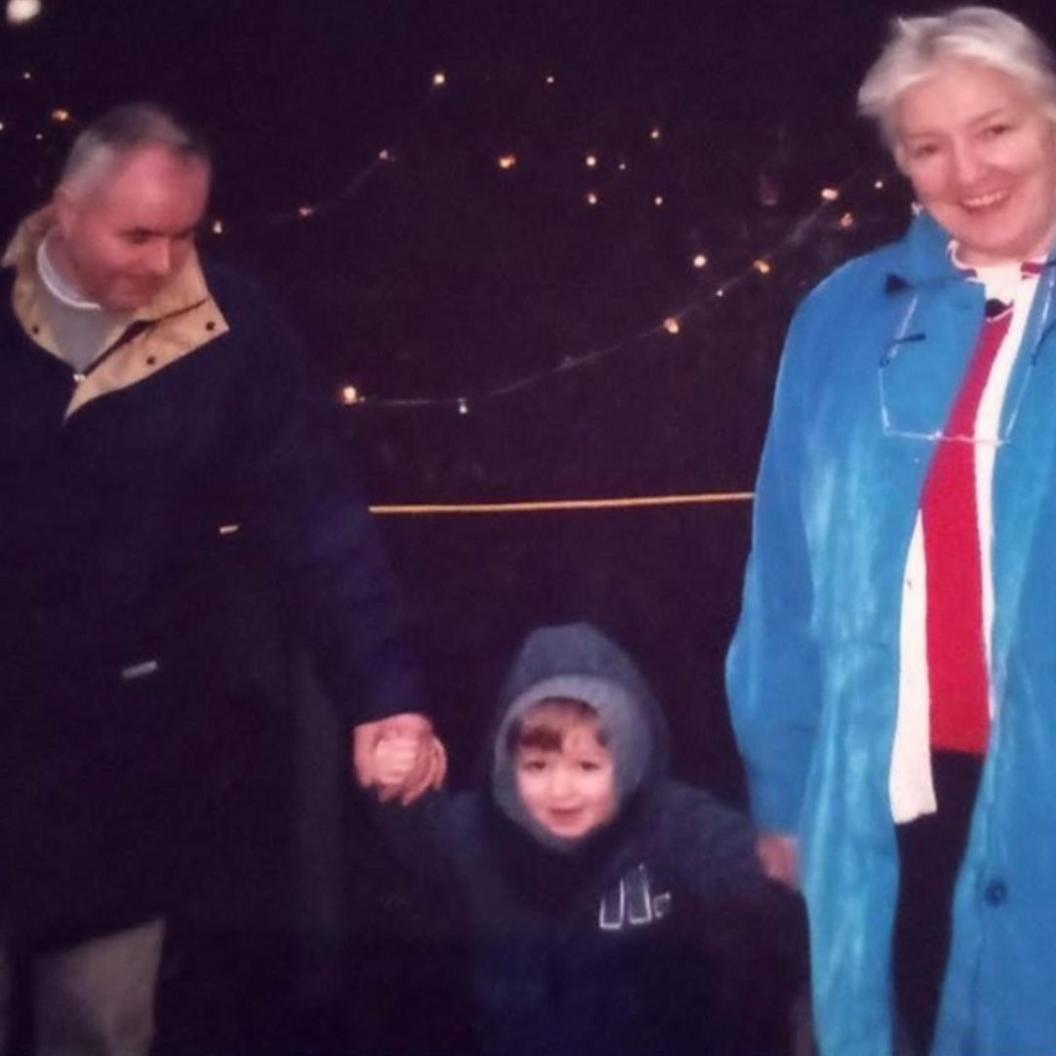 Trystan yn fach gyda'i nain a'i daid