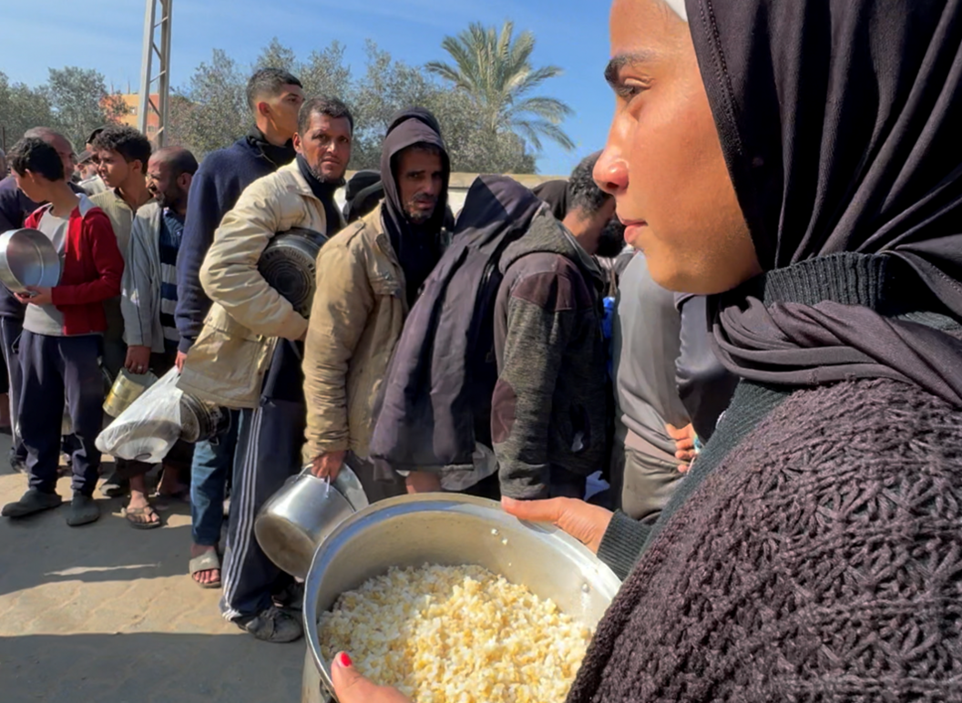 Lamees Mohammad Al Mizar'i queues for rice