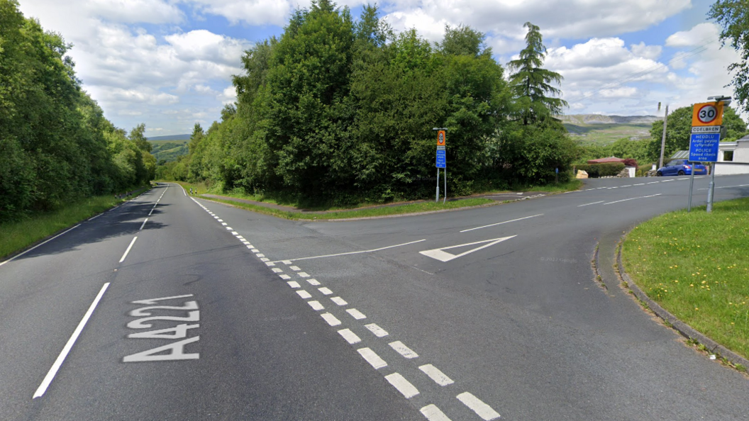 Yr A4221 ger pentref Coelbren
