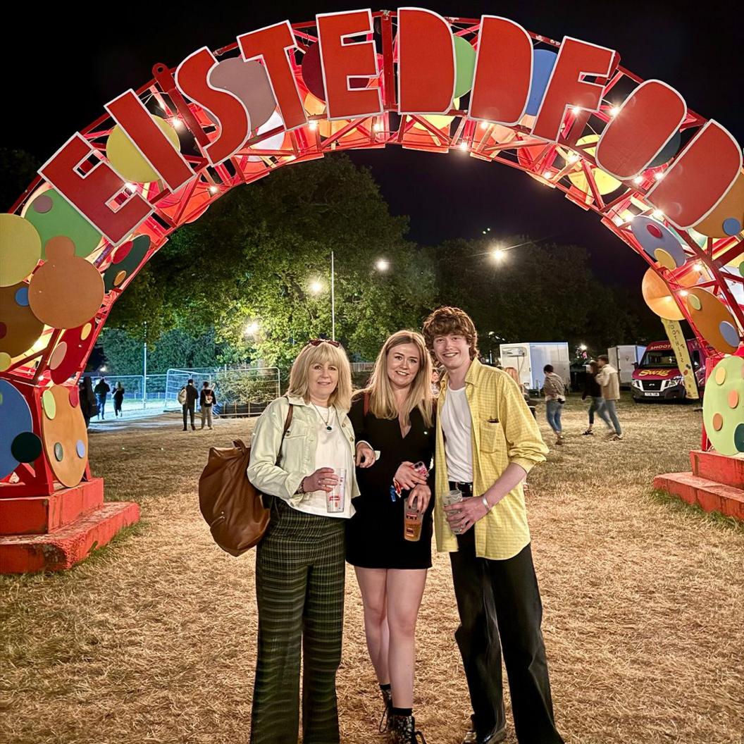 Gwïon a'i fam a'i chwaer yn Maes B