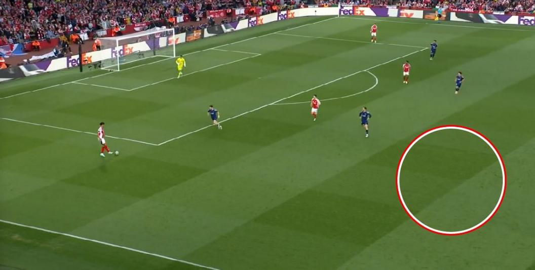 Graphic showing Odegaard, roaming too high and out of shot, leaves Saliba (on the ball) without a forward pass