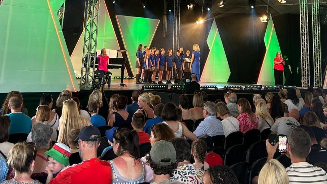 Ysgol yn cystadlu ar lwyfan yn Eisteddfod yr Urdd. 
