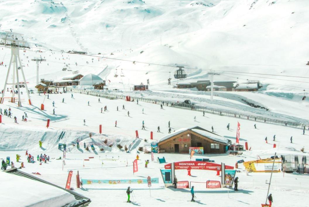 busy ski lifts on the side of a mountain.