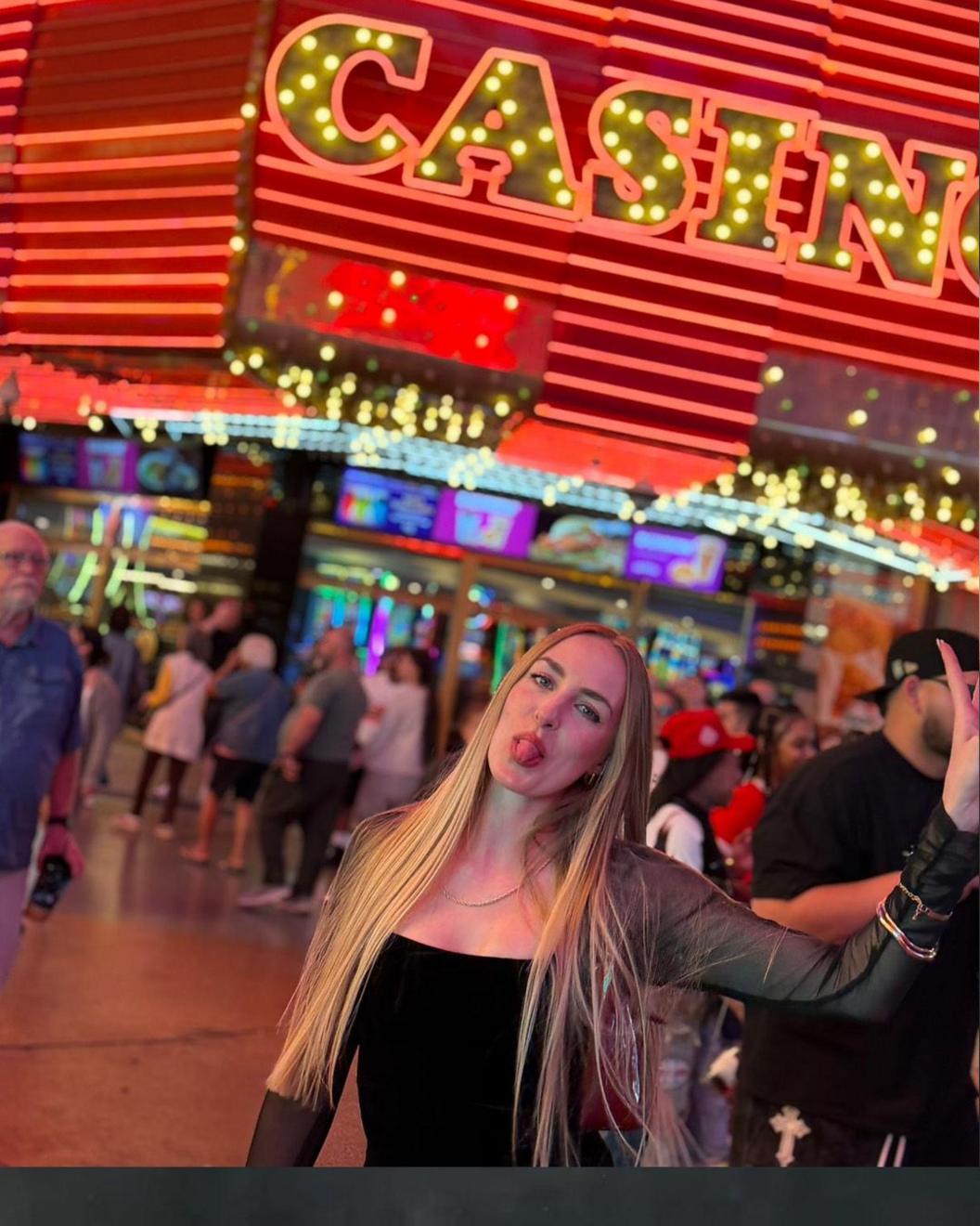 Lucy'n cael hwyl yn Las Vegas, Nevada, UDA
