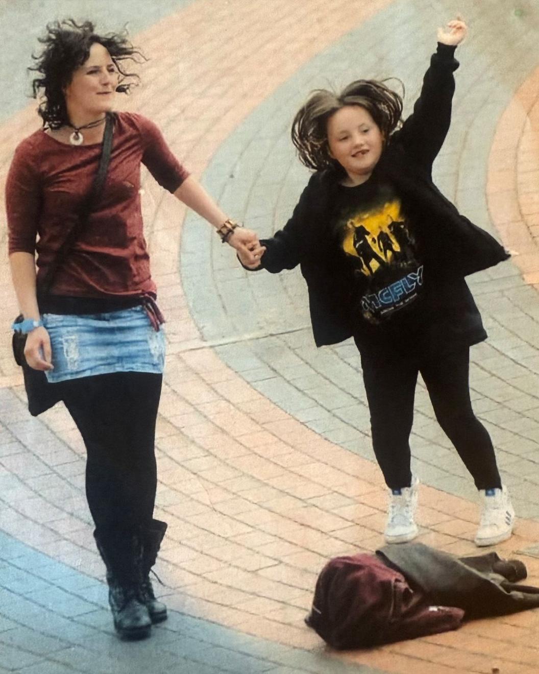 Megan a'i Mam gwylio McFly yn Rhyl