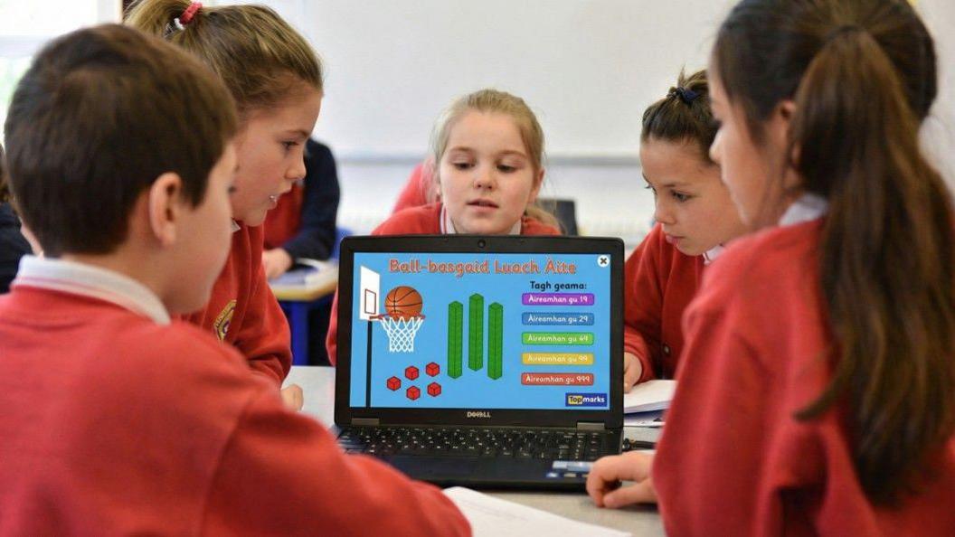 Sgoilearan le geama ùr àireamhachd a chruthaich Stòrlann