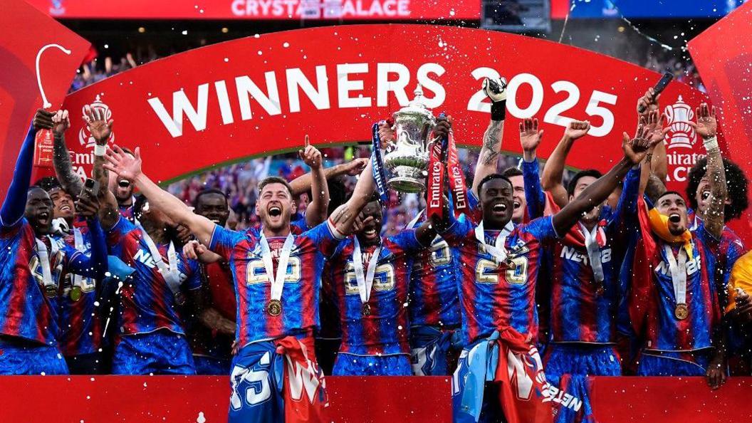Crystal Palace players celebrate with the trophy following the Emirates FA Cup final at Wembley Stadium, London. Picture date: Saturday May 1
