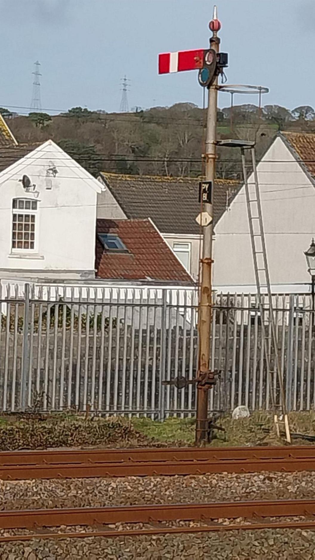 Erbyn hyn mae’r signalau semaffor ym Mhorth Tywyn wedi cael eu disodli gan oleuadau sy’n cael eu rheoli gan system ddigidol