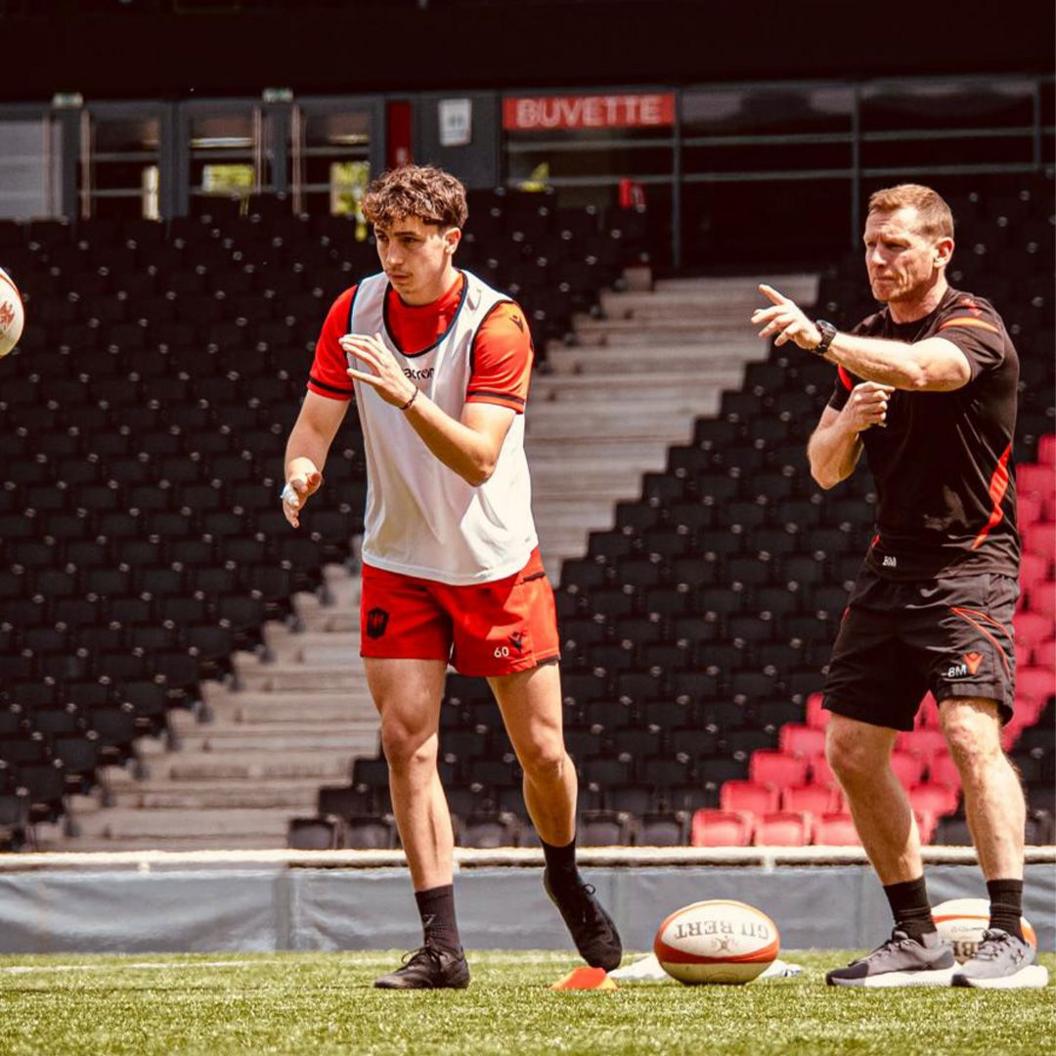 Barry Maddocks yn hyfforddi chwaraewr rygbi