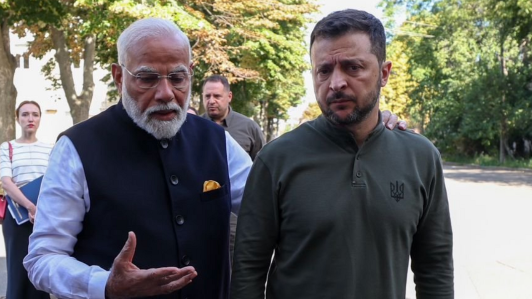 Modi (L) with Zelensky in Kyiv