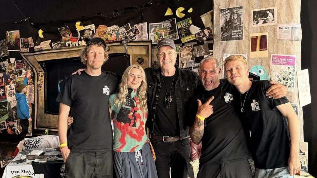 Gwenno, Rhys Ifans a thîm CellB