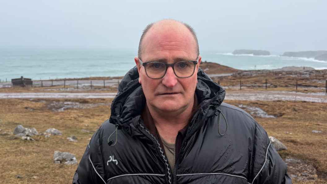 Cathraiche pròiseact Ionad Hiort, Iain Bochanan, aig an làraich far a bheil iad airson an t-ionad a thogail