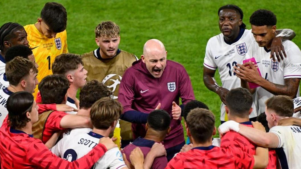 England coach Lee Carsley speaks to his players during the 2025 Under-21 European Championship final