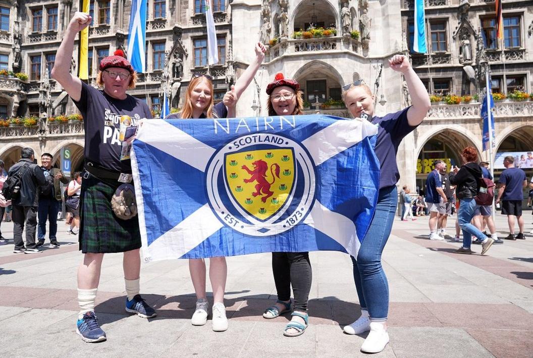 scotland-fans-holding-up-flag. 