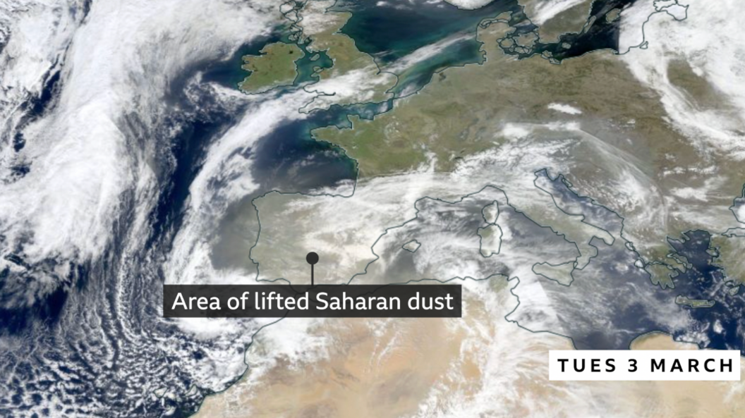 Imazh satelitor i Evropës Perëndimore që tregon disa zona me re, por edhe një mjegull të lehtë kafe mbi Spanjën, që tregon pluhurin e ngritur të Saharasë.