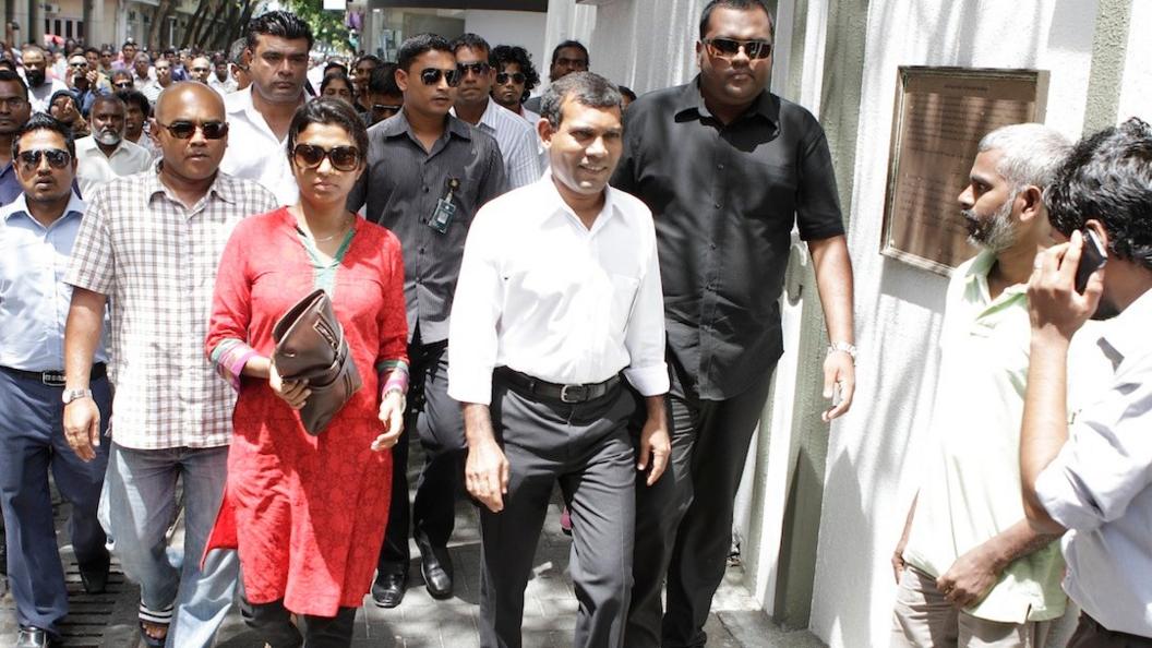 Mohamed Nasheed walking to embassy, 13 February 2013