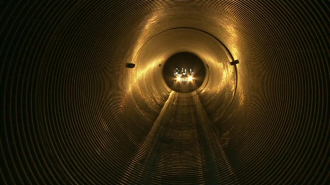 The aquanauts in the tunnel