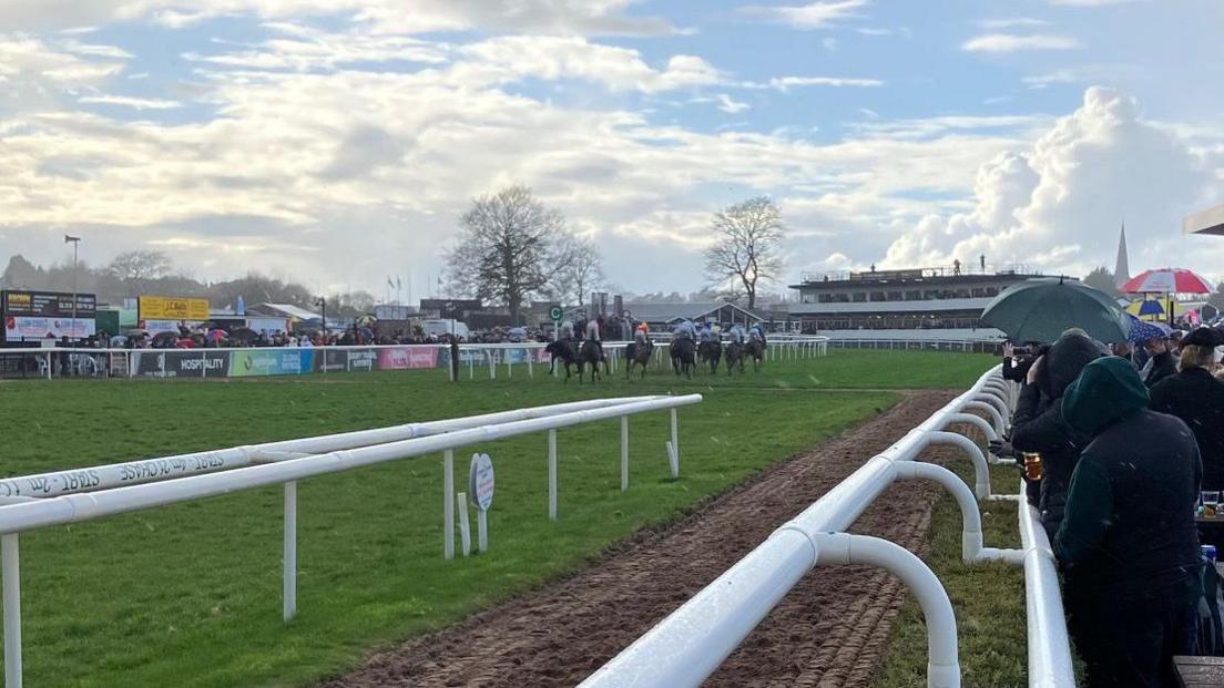 The start line at Uttoxeter race course with the field running away into the distance towards the first turn