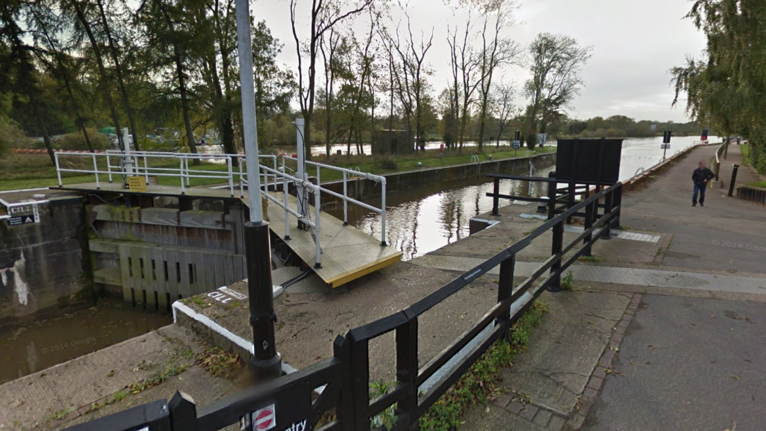 Gunthorpe Lock in the day
