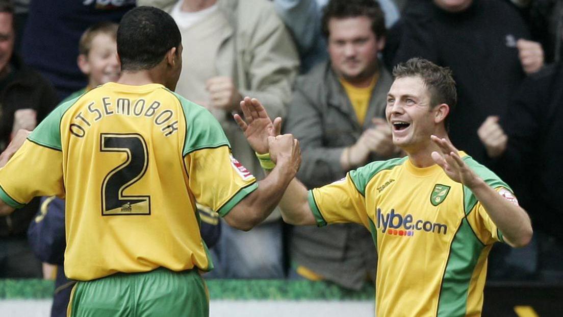 Jamie Cureton scores for Norwich City