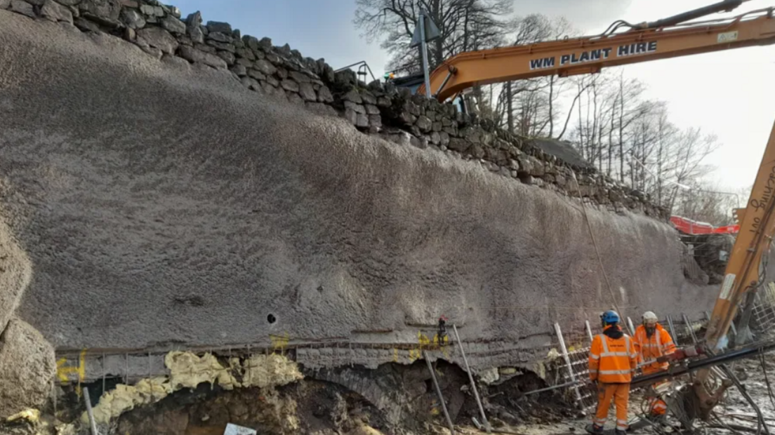 Spray concrete on a wall