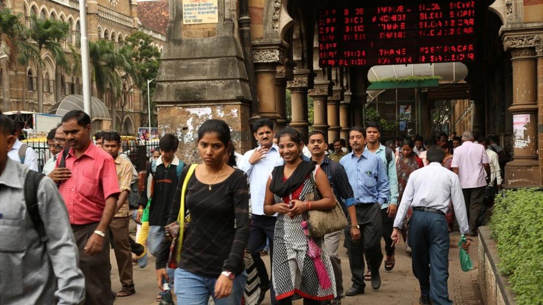 Crowds of Indian commuters