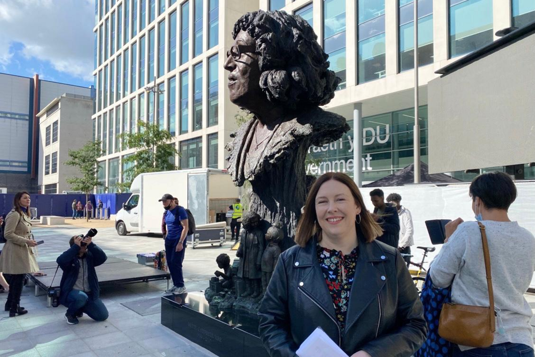 Cerith ar ddiwrnod dadorchuddio'r cerflun i Betty Campbell yn 2021 