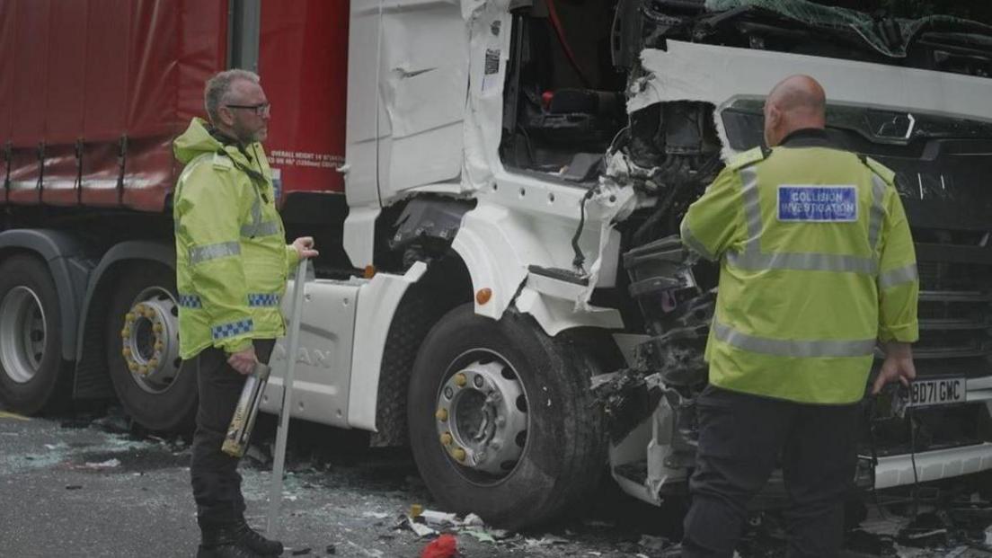 Archwilwyr yn asesu marciau teiars fel rhan o'r ymchwiliad i'r gwrthdrawiad