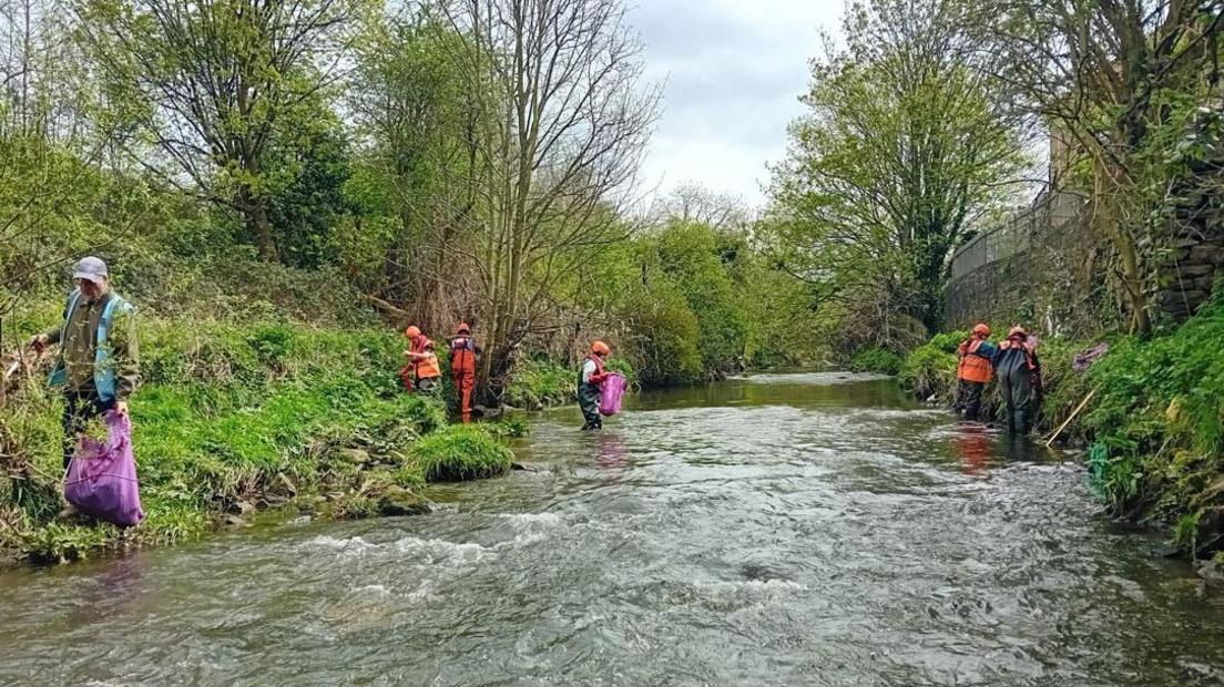 Volunteers on the river 