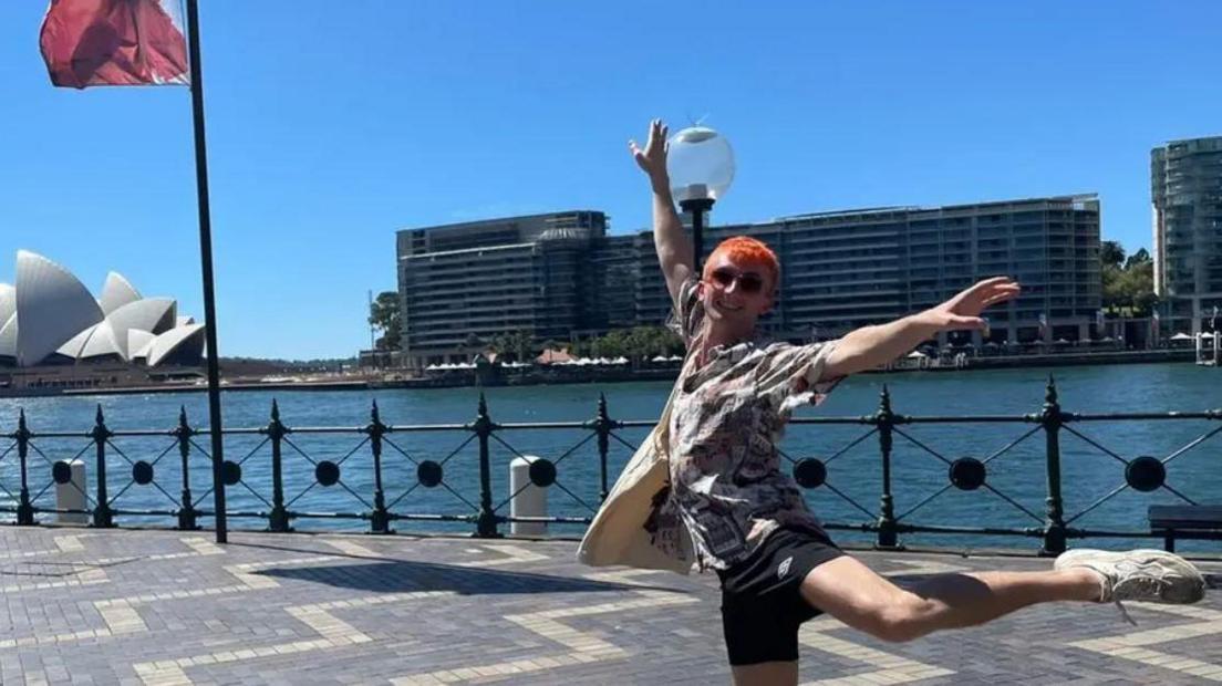 Osian Meilir o flaen y Sydney Opera House