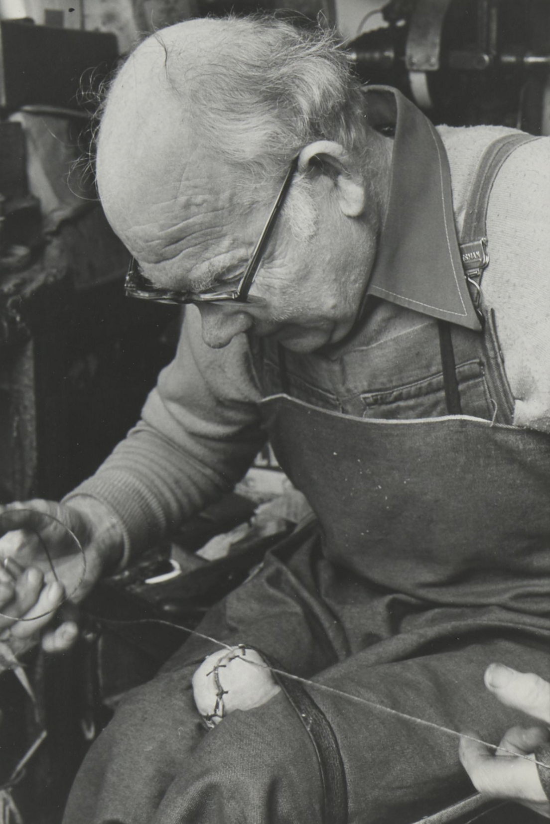 Alexander MacEalair à Taigh na Bruaich is e a' dèanamh ball iomain